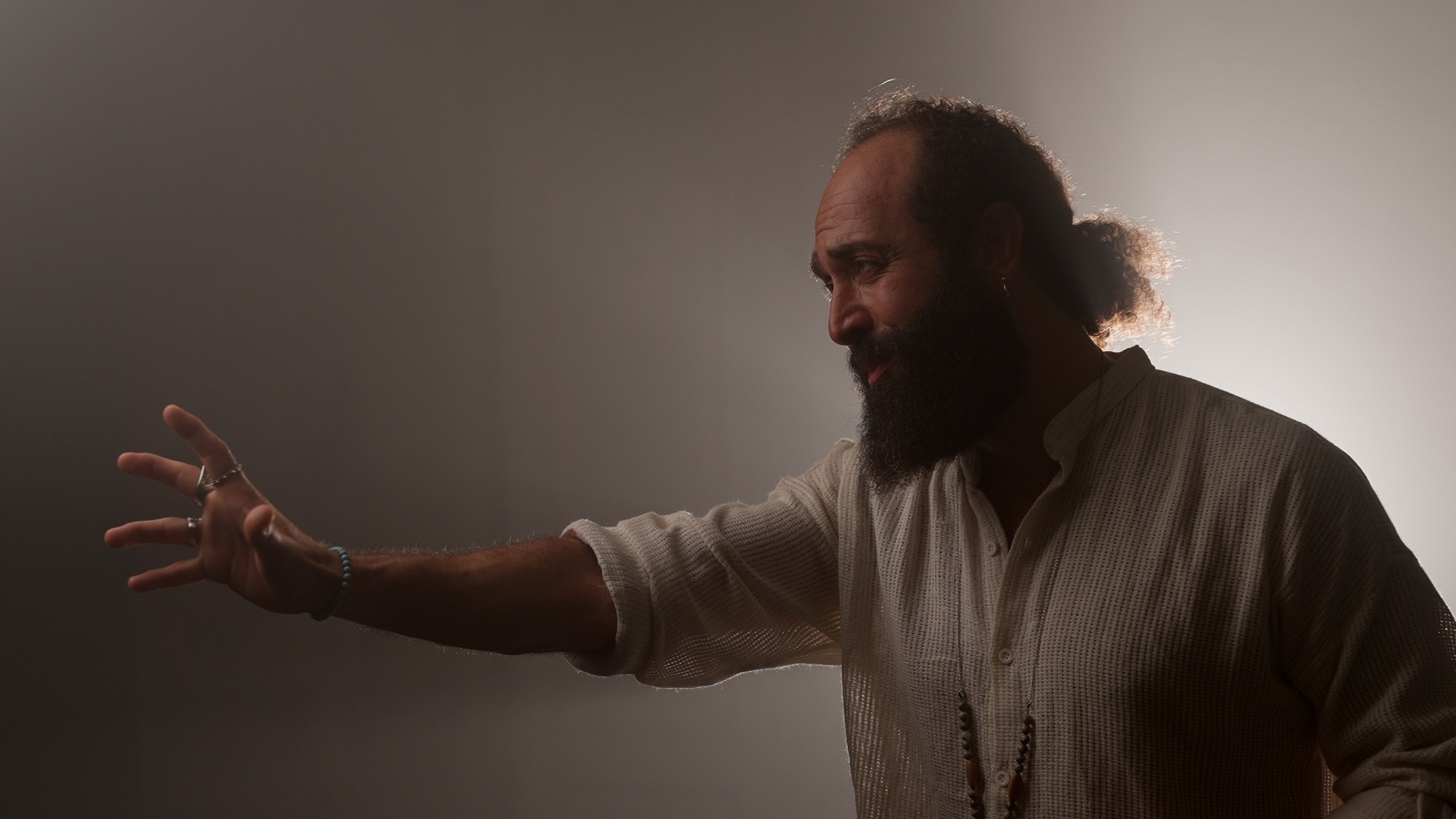 Georges Tawil performing